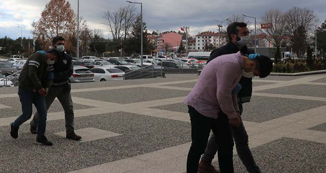 İkinci kez aynı yeri soymaya hazırlandıkları sırada yakalandılar