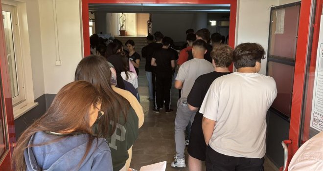 İkinci oturum için adaylar ter döktü, aileler dualarla bekledi