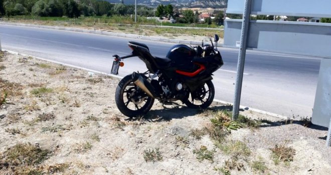 İlçe girişindeki kavşakta motosikletle otomobil çarpıştı: 2 yaralı