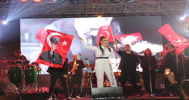 İrem Derici Cumhuriyet bayramı kutlamalarına damga vurdu 