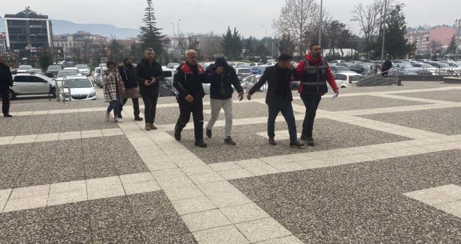 İş yerinin kasasından 500 bin lira çalan hırsızlar yakayı ele verdi