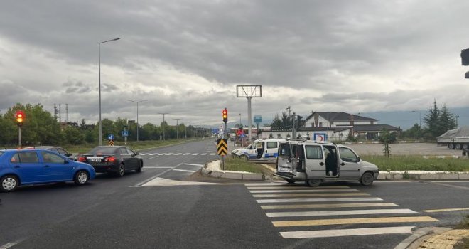 Işıkta durmayan kamyonet, ticari araca çarptı: 2 yaralı