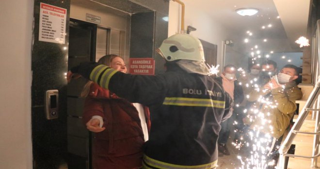 İtfaiye erinden asansörde mahsur bıraktığı kız arkadaşına sürpriz evlenme teklifi