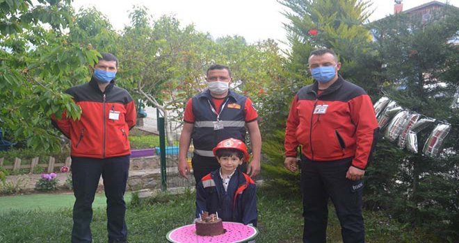 İtfaiyeci olmak isteyen çocuğa, itfaiye ekiplerinden anlamlı sürpriz