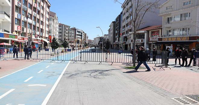 İzzet Baysal Caddesi esnafı bariyer kararının yeniden gözden geçirilmesini istiyor 