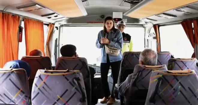 Jandarma yolcu gibi bindiği otobüsü denetledi.........