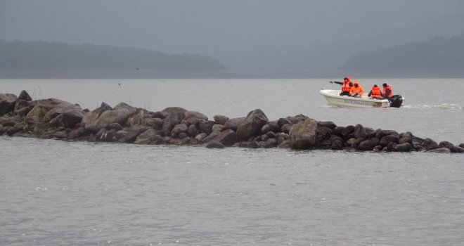 Kaçak avcılar tarafından göle serilen ağlar toplandı