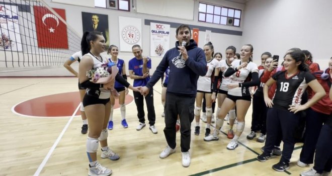 Kadın voleybolcuya sürpriz evlilik teklifi...