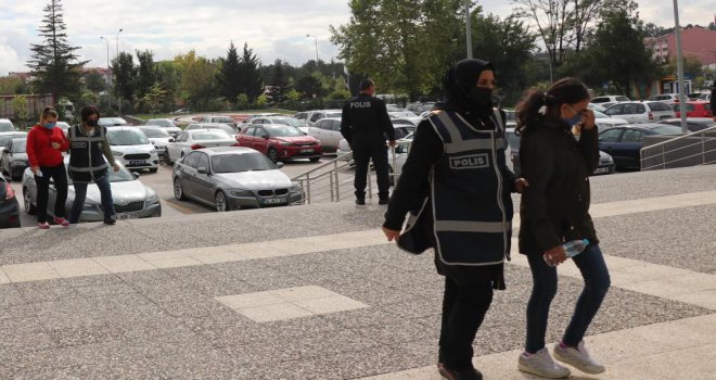 Kahve içme bahanesiyle evleri soyan 3 kişi adliyeye sevk edildi