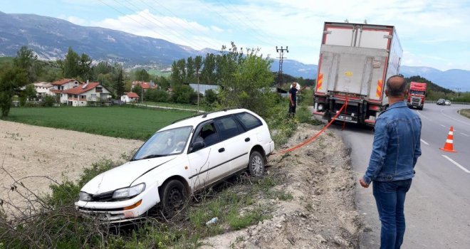 Kamyona çarpmamak için manevra yaptı: Faciadan dönüldü.....