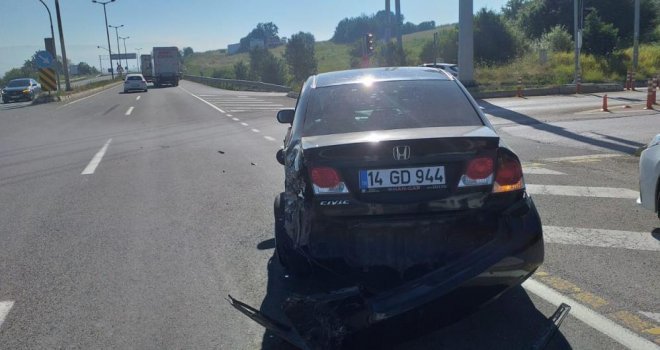 Kamyonun arkadan çarptığı otomobildeki 3 kişi yaralandı..