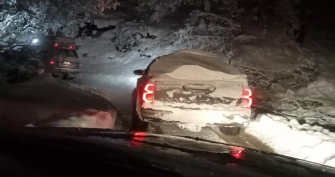 Kar kalınlığının 1,5 metre olduğu yaylada 12 kişi mahsur kaldı