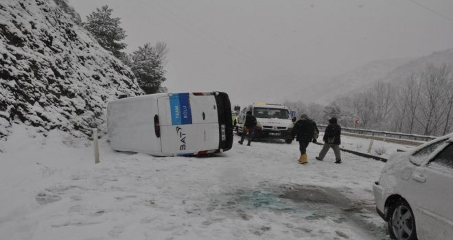 Kar sebebiyle 3 araç zincirleme kazaya karıştı...........