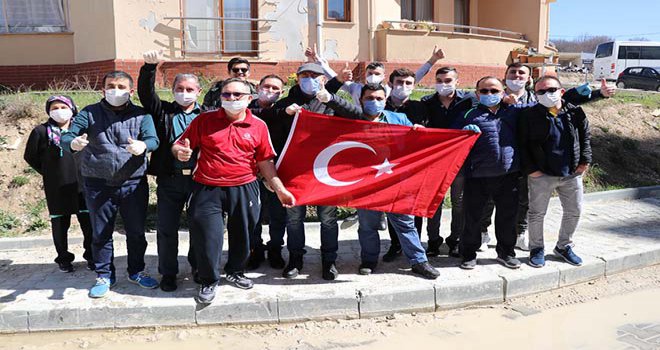 Karantina sürecini tamamlayan 149 kişi Türk bayrağı açarak veda etti