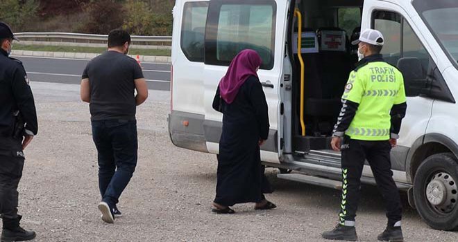 Karantina sürelerinin bitmesine 3 saat kala polis uygulamasında yakalandılar