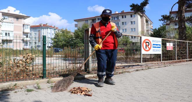 Kargayı eliyle besleyen temizlik işçisi altınla ödüllendirildi