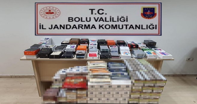 Kargo aracında kaçak cep telefonu ve binlerce tütün ürünü ele geçirildi