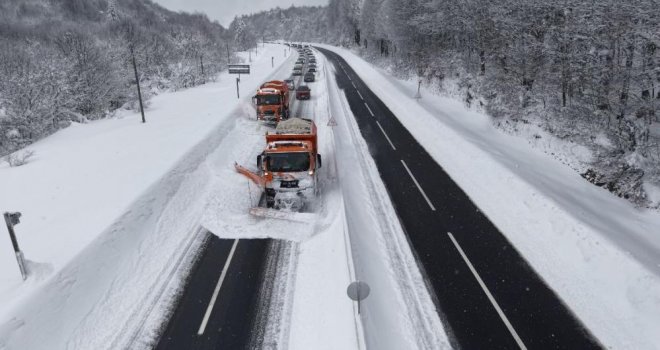 Karla kaplı Bolu Dağı’nda ‘Kar kaplanları’ böyle yolu açtı