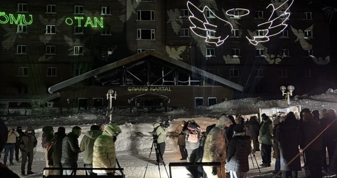 Kartalkaya yangın faciasının birinci yıldönümünde acılı aileler otel önünde bir araya geldi