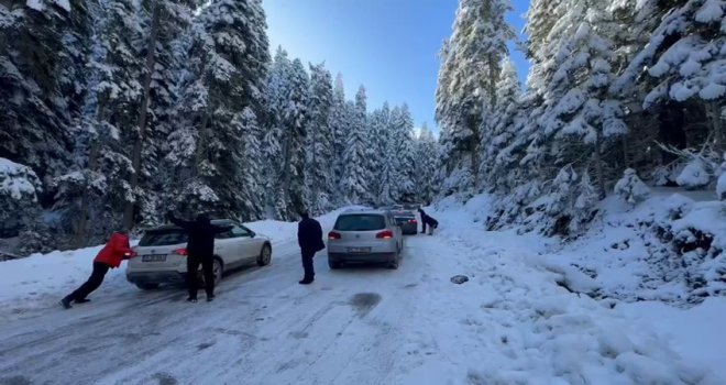Kartalkaya yolu tatilcilere çile oldu: Yolda kalan araçları iterek kurtarmaya çalıştılar