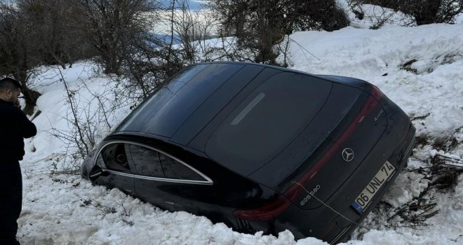 Kartalkaya yolunda lüks araç kara saplandı...