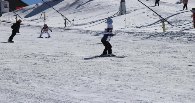 Kartalkaya’da kar kalınlığı 2 metreye yaklaştı