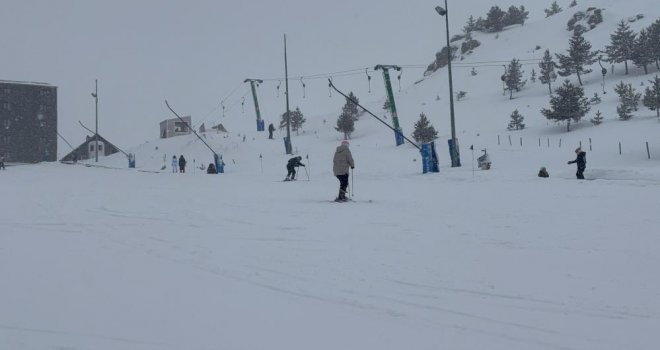 Kartalkaya'da otel faciasının ardından tatilciler kayak yapmaya devam etti