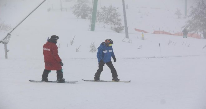 Kartalkaya'da tatilciler kar yağışı eşliğinde kayak yaptı....