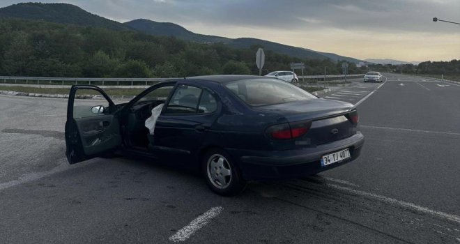 Kavşakta iki otomobil çarpıştı: 2 yaralı....