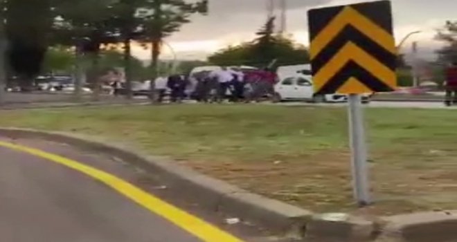 Kavşakta tekme tokat kavga ettiler....