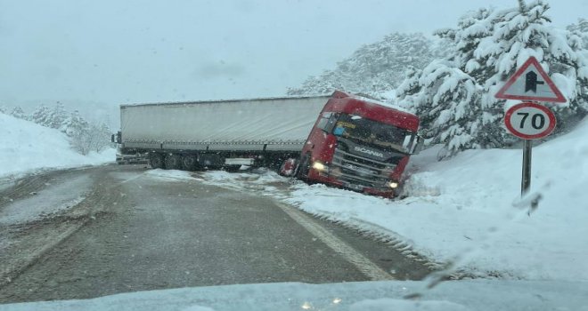Kayan tır yolu kapattı.....