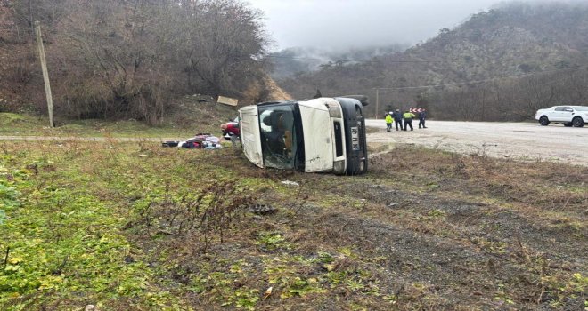 Kaygan yolda kontrolden çıkan minibüs devrildi: 2 yaralı.....
