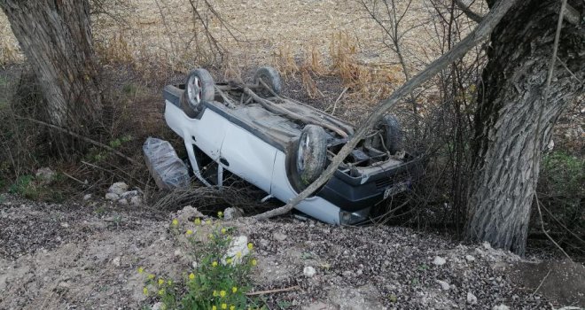 Kayganlaşan yolda takla atan otomobilden yara almadan kurtuldu