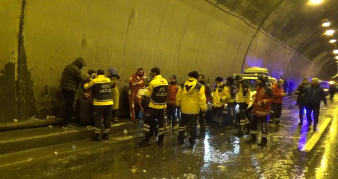 Kaza sonrası hipotermi geçiren yaşlı kadın ambulansın içinde ısıtılmaya çalışıldı