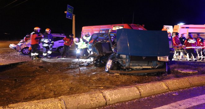 Kaza yapan otomobilde sıkışanları kurtarmak için seferber olundu