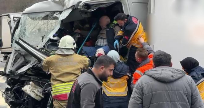 Kazada sıkışan kamyon sürücüsünü ekipler kurtardı.....