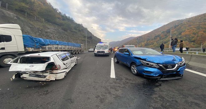 Kazaya karışan otomobil geldiği yöne geri döndü