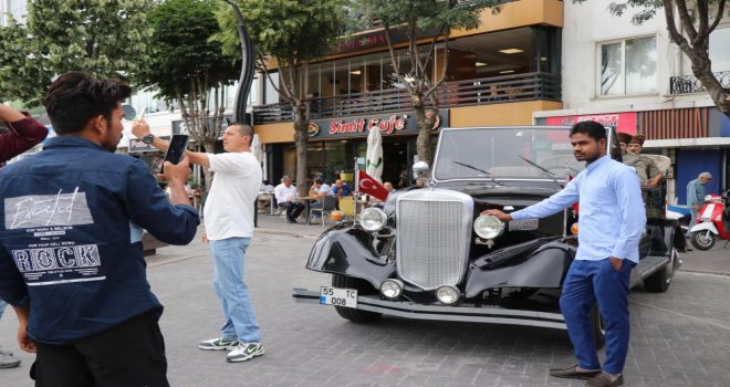 Kendi imkanıyla yaptığı Atatürk’ün makam aracının replikasıyla şehir şehir geziyor