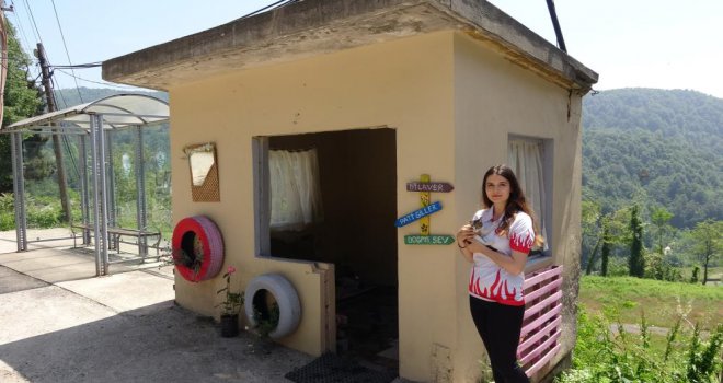 Kendi imkanlarıyla harabe olan kulübeyi sokak hayvanları için ev yaptı