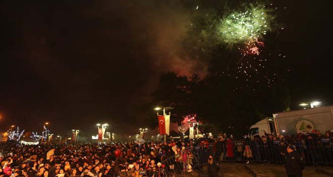 Kent Meydanındaki yeni yıl kutlamalarına binlerce kişi katıldı 