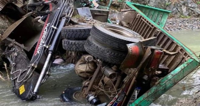 Kepçe taşıyan kamyon 100 metreden dereye devrildi: 1 ölü