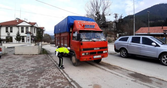 Kış lastiği olmayan araçlar polis denetimine takıldı....