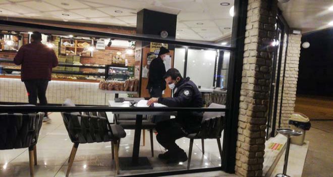 Kısıtlama saatinde tatlı alan şahsa ve pastane sahibine ceza yağdı