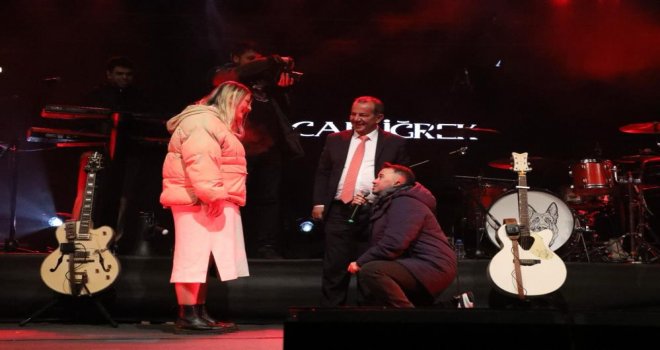 Kız arkadaşına sevgililer gününde sahnede evlilik teklifi etti