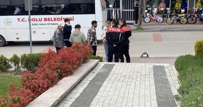 Kız kardeşini kafede bir erkekle görünce ortalığı birbirine kattı