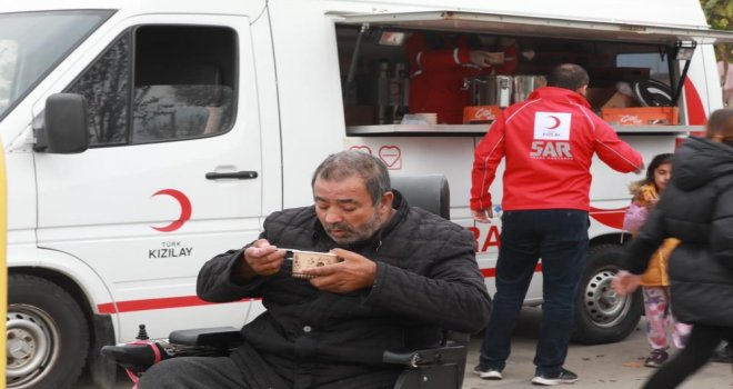 Kızılay, Düzce’de depremden etkilenen vatandaşlara gıda ve barınma hizmeti verdi