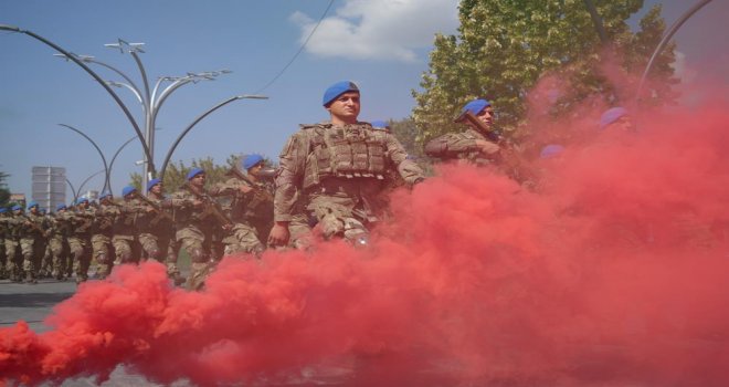 Komandolar ayak sesleri ve marşlarla caddeyi inletti.....