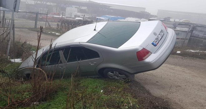 Kontrolden çıkan otomobil, askıda kaldı....