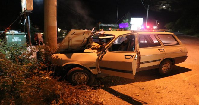 Kontrolden çıkan otomobil aydınlatma direğine çarptı....