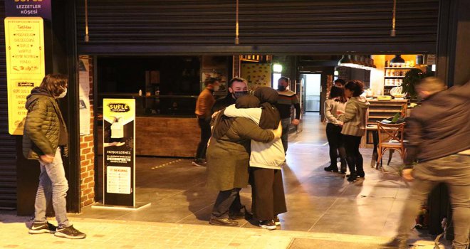Korona virüs nedeniyle kapanan kafe çalışanları birbirlerini sarılarak teselli etti